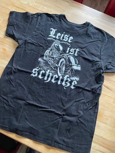 Customer photo review of Leise ist scheiße - T-Shirt Rückendruck