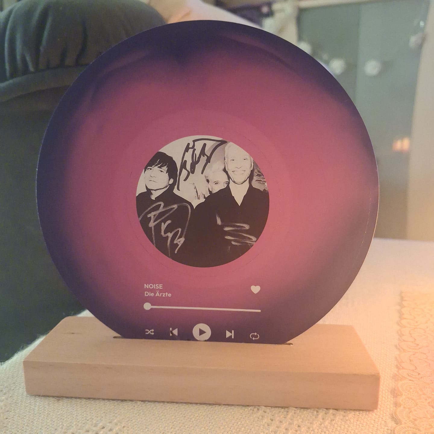 Customer photo review of Unser Song - Personalisierte Acryl-Schallplatte mit Songtitel und Foto mit Holzaufsteller
