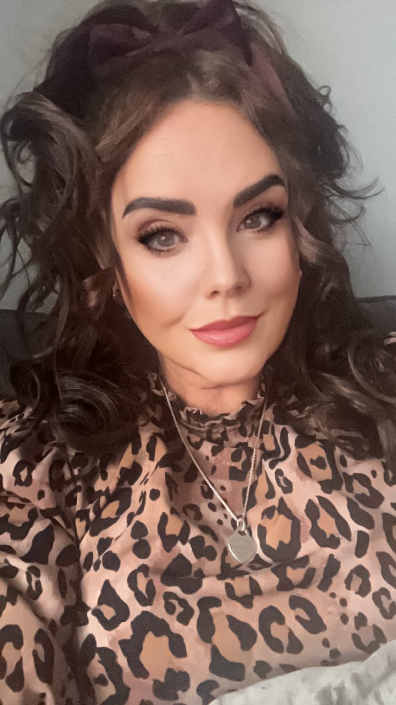 Customer photo review of Stranded 16" One Piece Curly Clip-in Hair Extension #2/5 Azalea