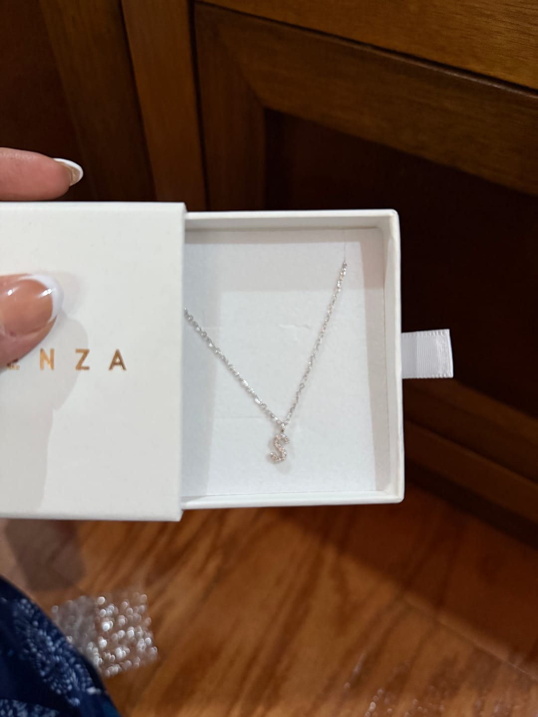 Customer photo review of Collar Plateado Inicial Zirconias