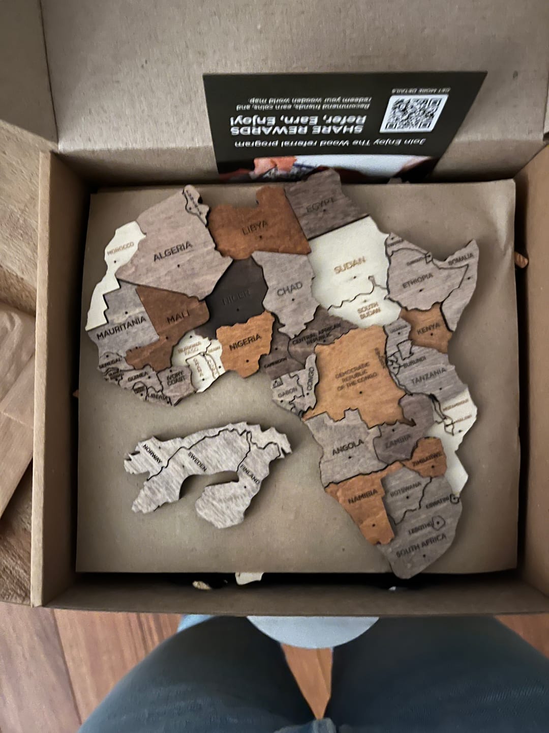 Customer photo review of Bundle: Weltkarte & Flaggen-Pins