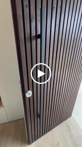 Customer video review of Manillón cuadrado de 25x25mm 900mm entre ejes y 1200 de alto inoxidable negro sin roseta para puertas entrada