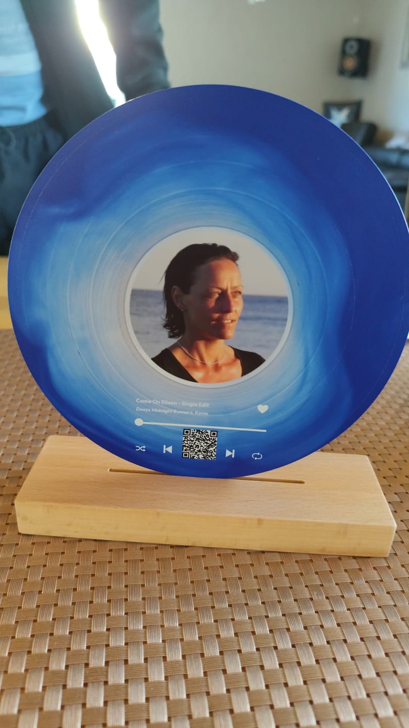 Customer photo review of Unser Song - Personalisierte Acryl-Schallplatte mit Songtitel und Foto mit Holzaufsteller