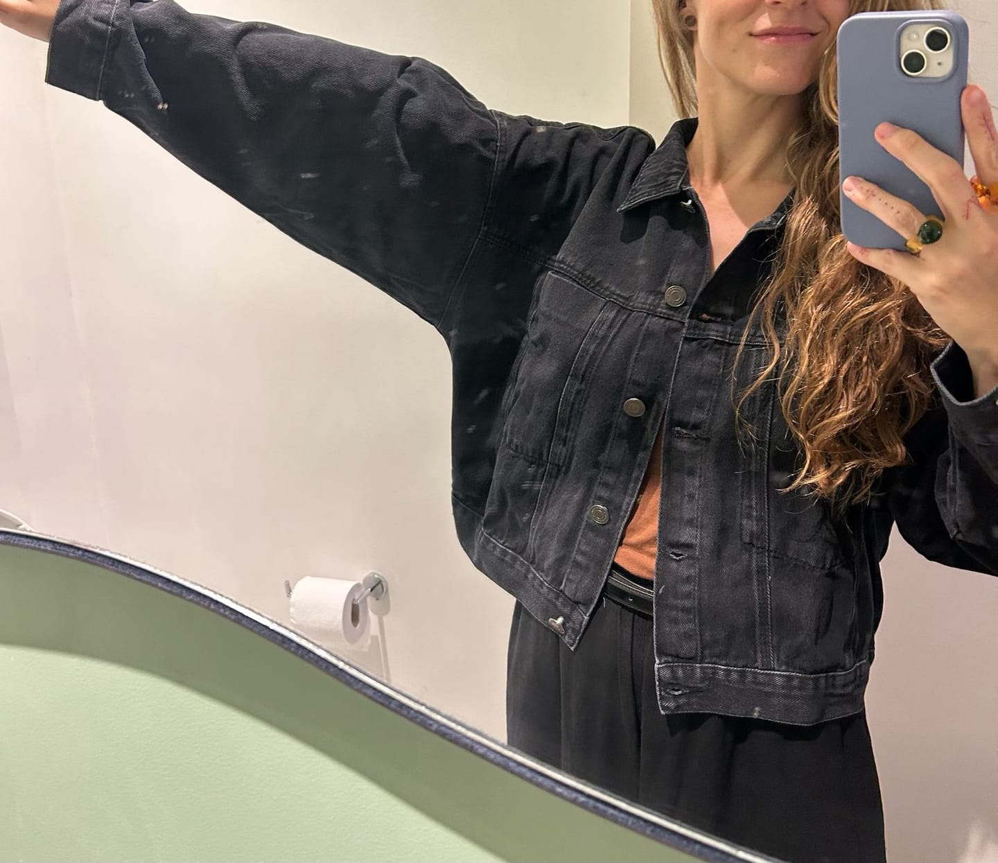 Customer photo review of Jaqueta Jeans Oversized Andiroba Preta
