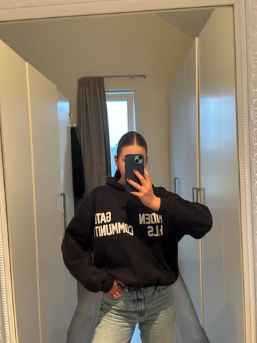 Customer photo review of GATED COMMUNITY HOODIE NAVY