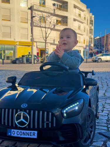 Reseña con foto de un cliente sobre Carro Elétrico para Criança MERCEDES GTR MINI 12v Preto c/ RODAS DE BORRACHA & ASSENTO EM PELE