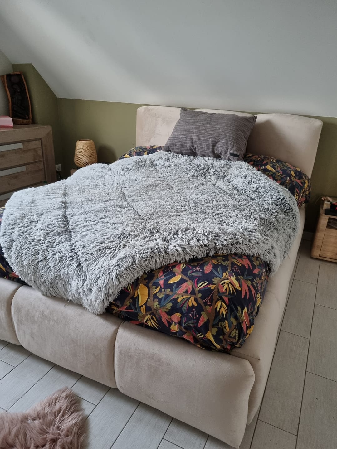 Customer photo review of Lit rembourré avec coffre de rangement - SOPHIE