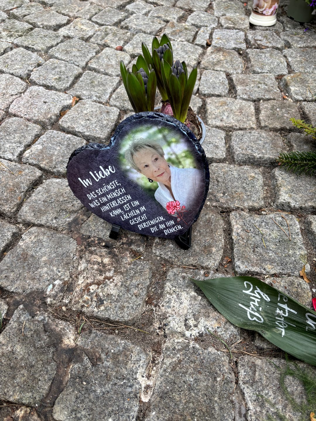 Customer photo review of Für immer an meiner Seite - Personalisiertes Trauer Schieferherz  als Grabschmuck