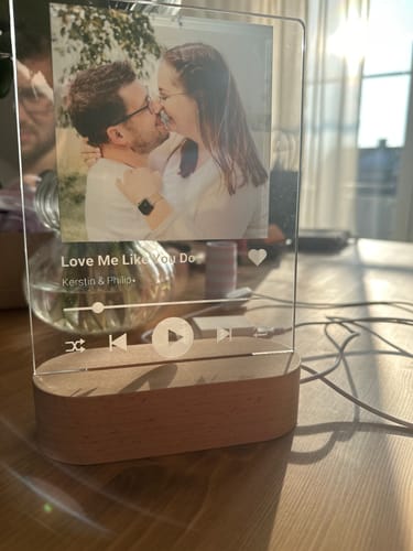 Kundenbewertung mit Foto zu Unser Song - Personalisiertes Nachtlicht (inkl. Holzfuß)