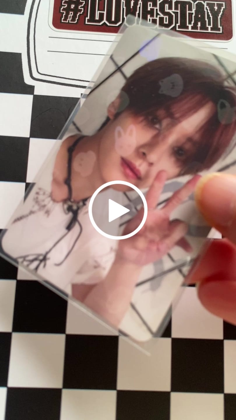 Customer video review of PREMIUM HOLOGRAPHIC PHOTOCARD SLEEVES - SKZOO VERSION