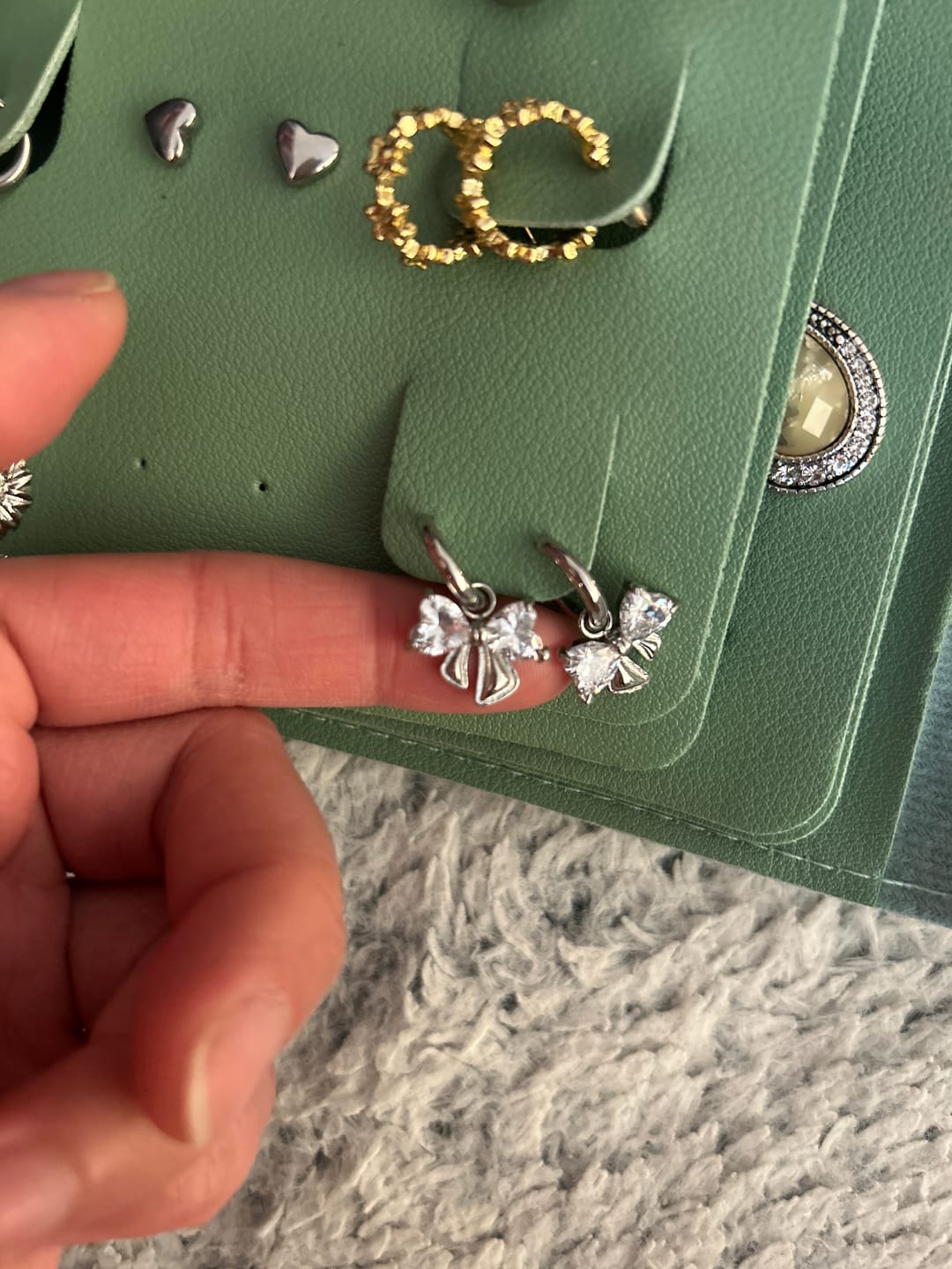 Customer photo review of Elegance Ribbon Huggie Ohrringe 14K Vergoldet