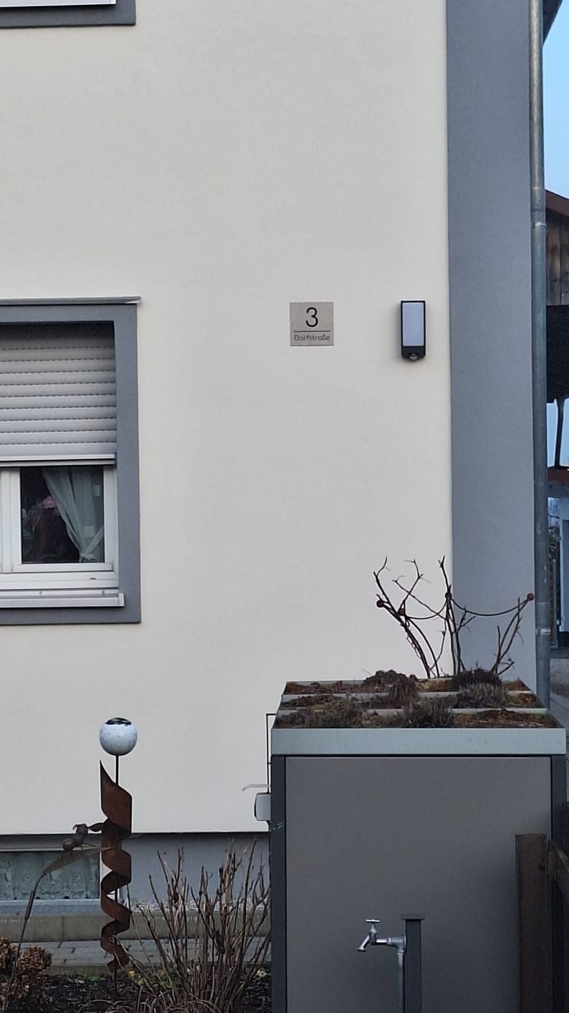 Customer photo review of Edelstahl Hausnummernschild graviert 10×10 cm, 15×15 cm oder 20×20 cm