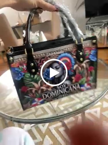 Customer video review of Soy Dominicana pero no te pases - Personalized Leather Handbag DOM06
