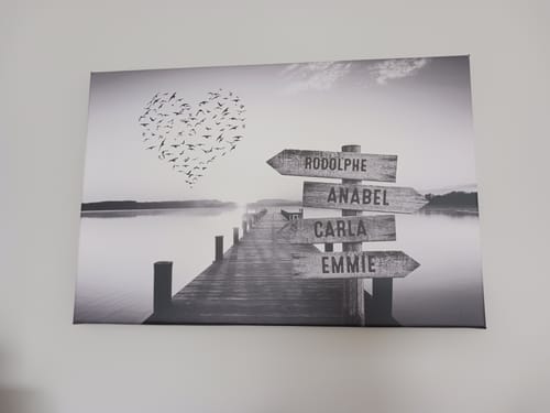 Customer photo review of Unser Lieblingsort - Personalisierte Leinwand mit Namen / Wegschild (2 - 8 Personen) Schwarz-Weiss