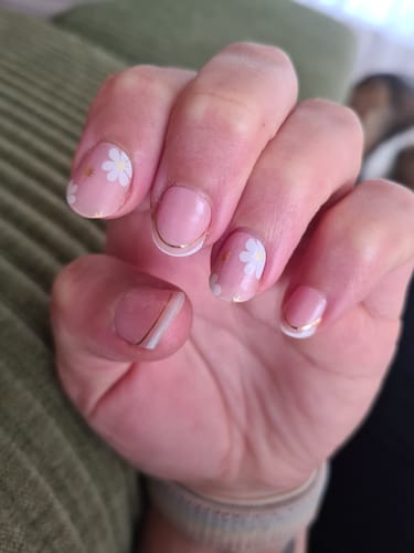 Customer photo review of Malibu Daisy DIY Semicured Gel Nail Sticker Kit (LIMITED EDITION)