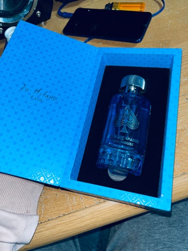 Reseña con foto de un cliente sobre Perfume Unisex GAME OF SPADES FULL HOUSE PARFUM