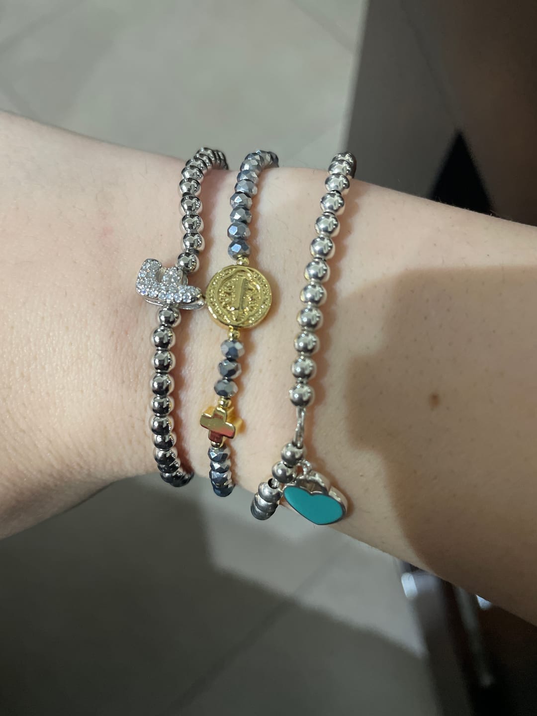 Customer photo review of Pulsera Chaquiras Con San Benito y Cruz