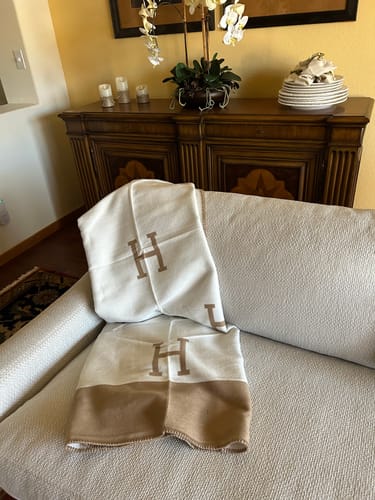 Customer photo review of High Quality Letter H Wool Throw Blanket Soft Warm Luxury Cashmere Throw Blanket H Double-Sided Thick Knitted Blanket