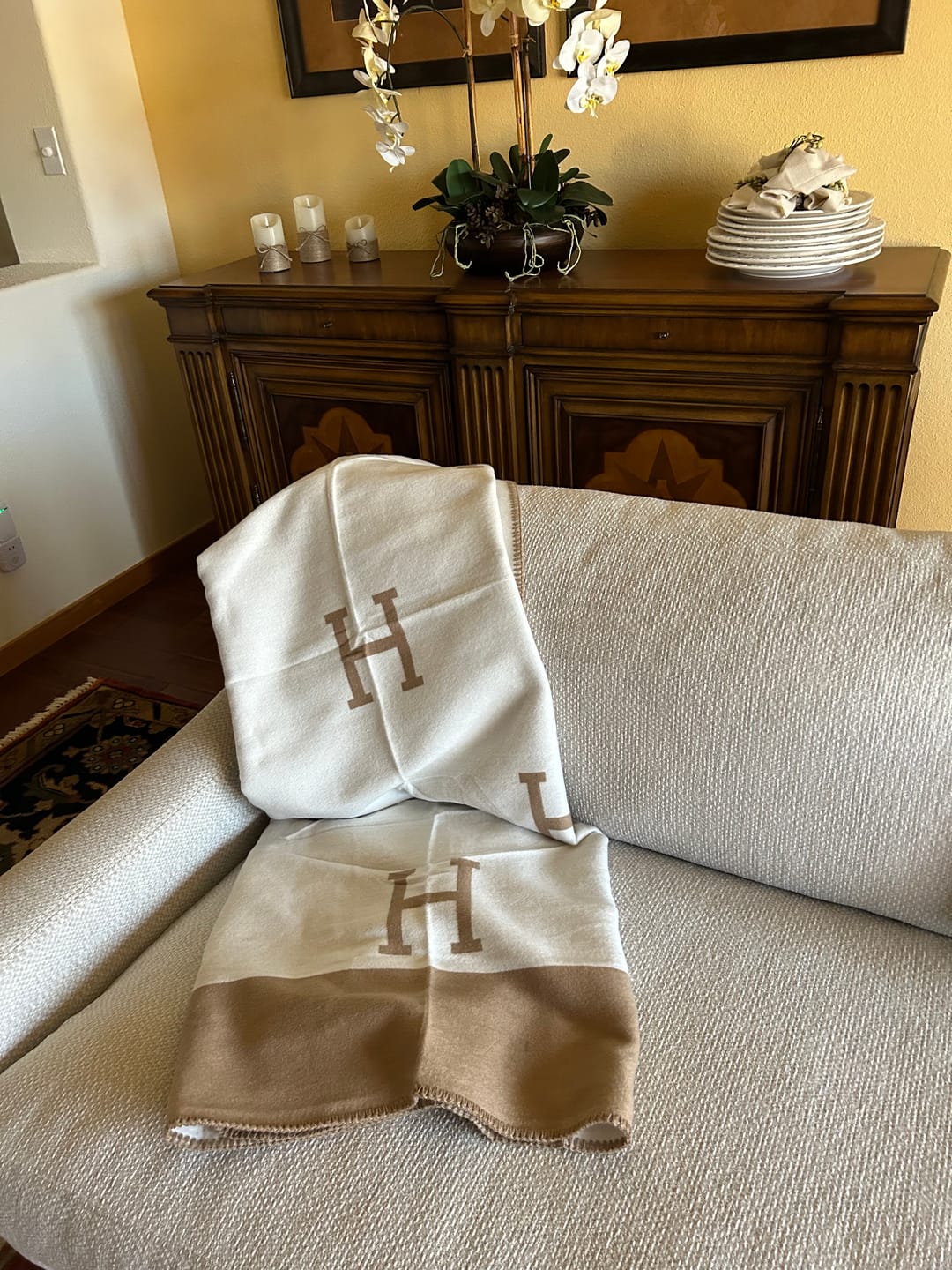 Customer photo review of High Quality Letter H Wool Throw Blanket Soft Warm Luxury Cashmere Throw Blanket H Double-Sided Thick Knitted Blanket