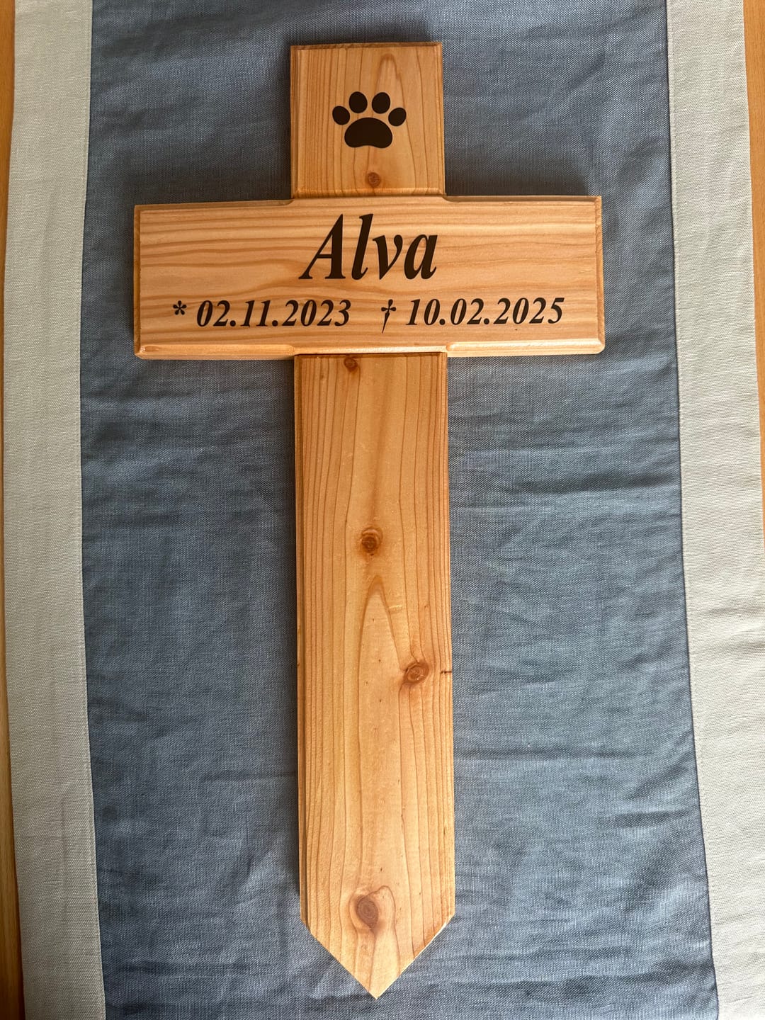 Customer photo review of Tier-Grabkreuz aus Holz mit Namen