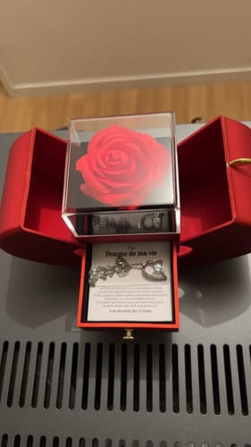 Customer photo review of Coffret Rose Éternelle & son Collier d'Amour - À la femme de ma vie - N'oublie jamais...