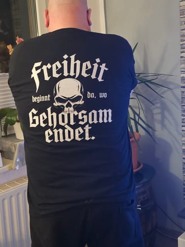 Customer photo review of Freiheit ist mein Geburtsrecht - T-Shirt (Rückendruck)