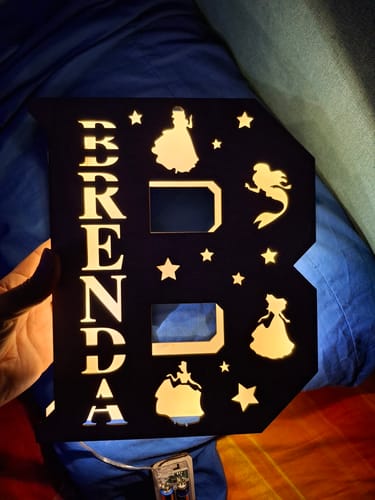 Customer photo review of Lampada in legno personalizzata a forma di lettera con favole
