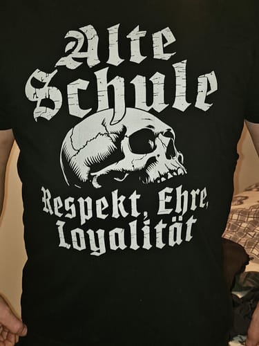 Customer photo review of Alte Schule: Respekt, Ehre, Loyalität - T-Shirt
