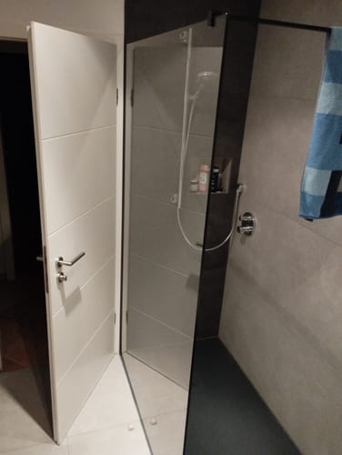 Customer photo review of SONNI Begehbare Dusche Duschabtrennung Duschwand 10mm Schwarz Duschabtrennung Duschkabine Nano ESG 80-140cm