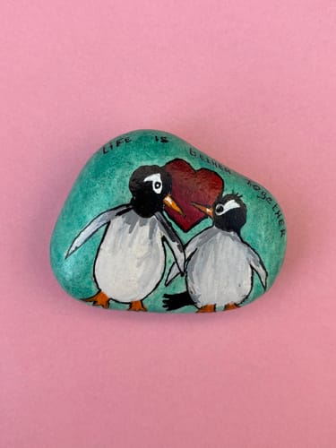 Customer photo review of 15/20 Stuks Grijze Schilderstenen 3-5 cm 1,5 KG Happy Stones + QR Codes voor de App