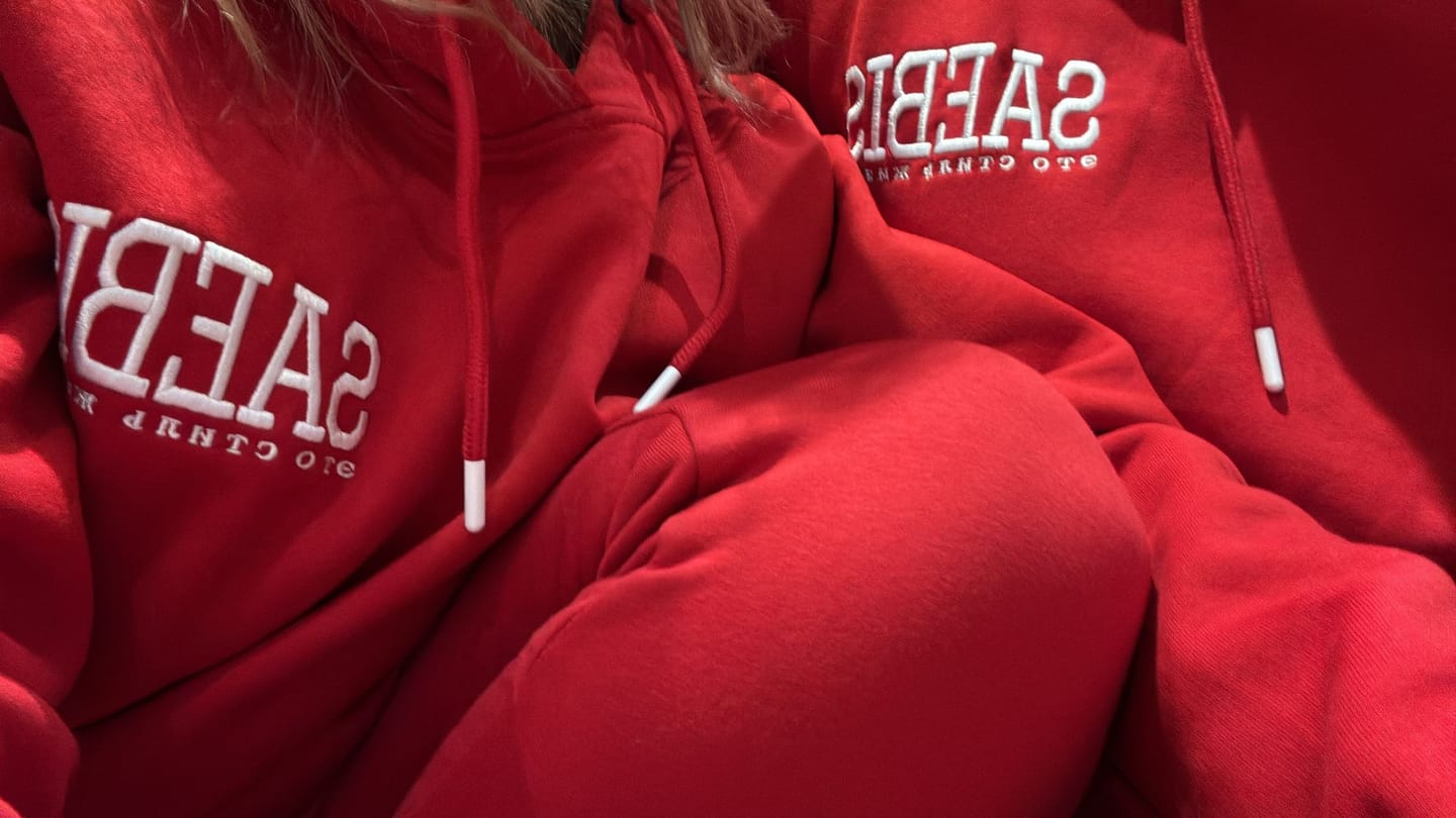 Customer photo review of Lifestyle Damen Oversized Hoodie rot mit Stickerei by SAEBIS®
