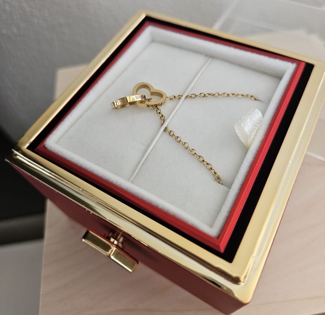 Customer photo review of De Eeuwige Roos Box - Met Gepersonaliseerde Ketting & Echte Roos