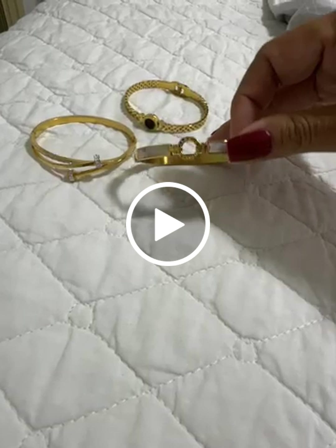 Customer video review of Bracelete Hera Pedra Onix Banhado em Ouro 18K