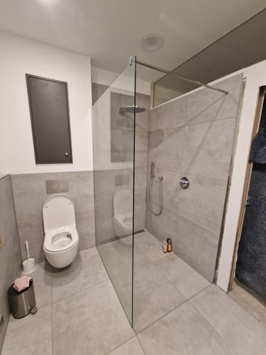 Customer photo review of SONNI Walk In/ Begehbare Dusche Duschabtrennung Duschwand Nano Klarglas Glasstärke 8mm Breite 70-120cm