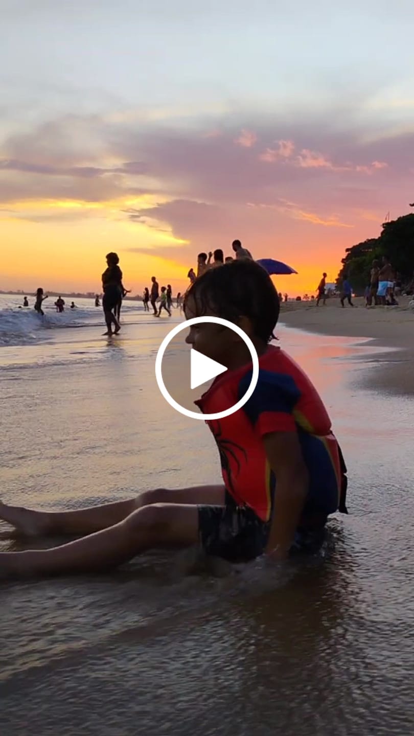 Customer video review of Camisa Flutuadora Infantil Floater