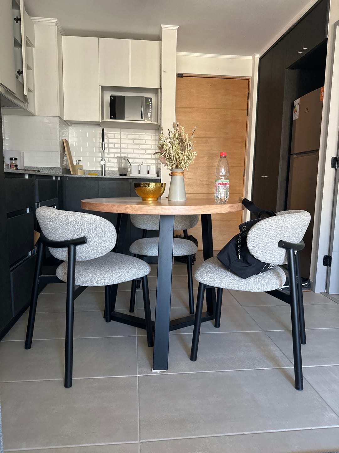 Customer photo review of Mesa de Comedor Circular Hecho en Chile Praga