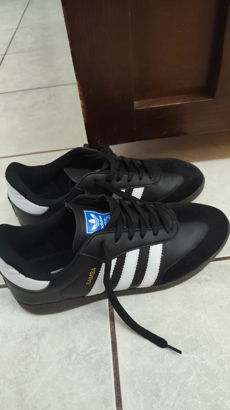 Customer photo review of Tenis Samba Negro Blanco