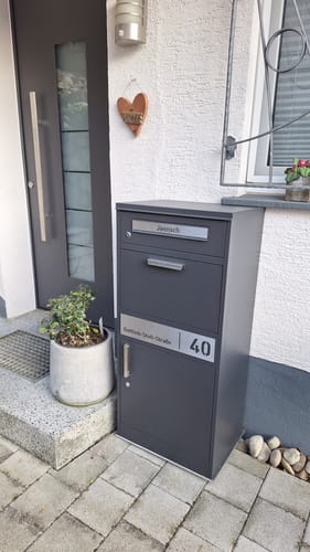 Customer photo review of AlbersDesign Stand-Paketbox PB1 Eisenglimmer (DB703) personalisiert mit Edelstahl-Schild