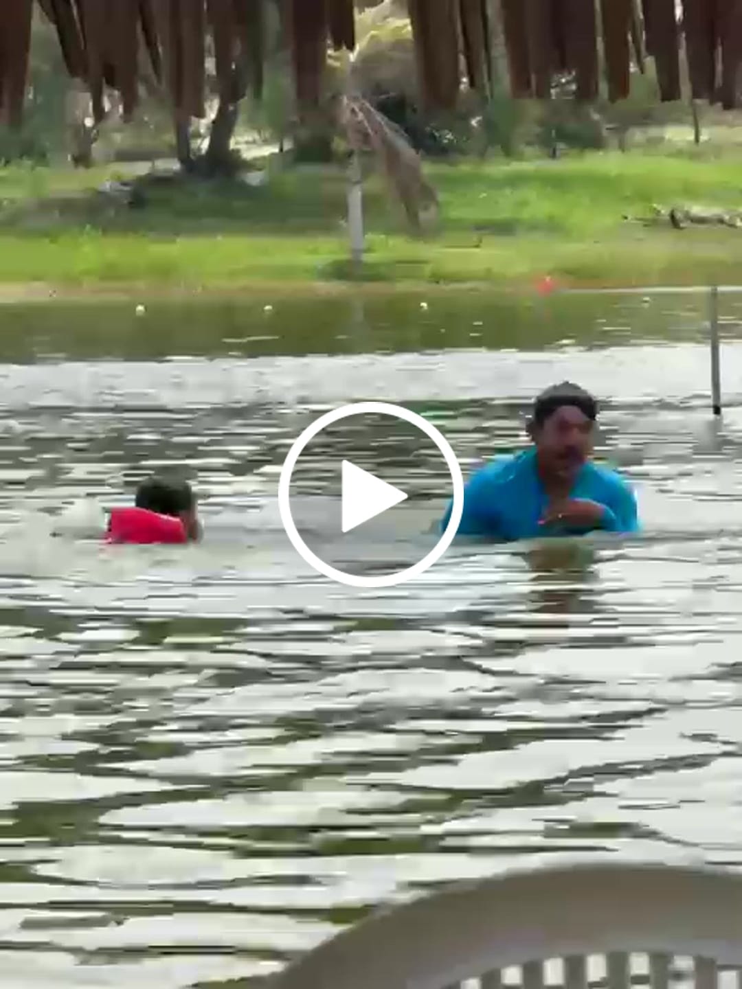 Customer video review of Camisa Flutuadora Infantil Floater