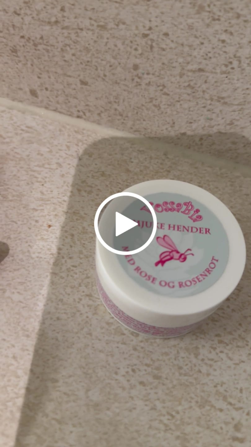 Vídeo reseña de un cliente sobre el producto "Manos suaves" con rosa y raíz de rosa.