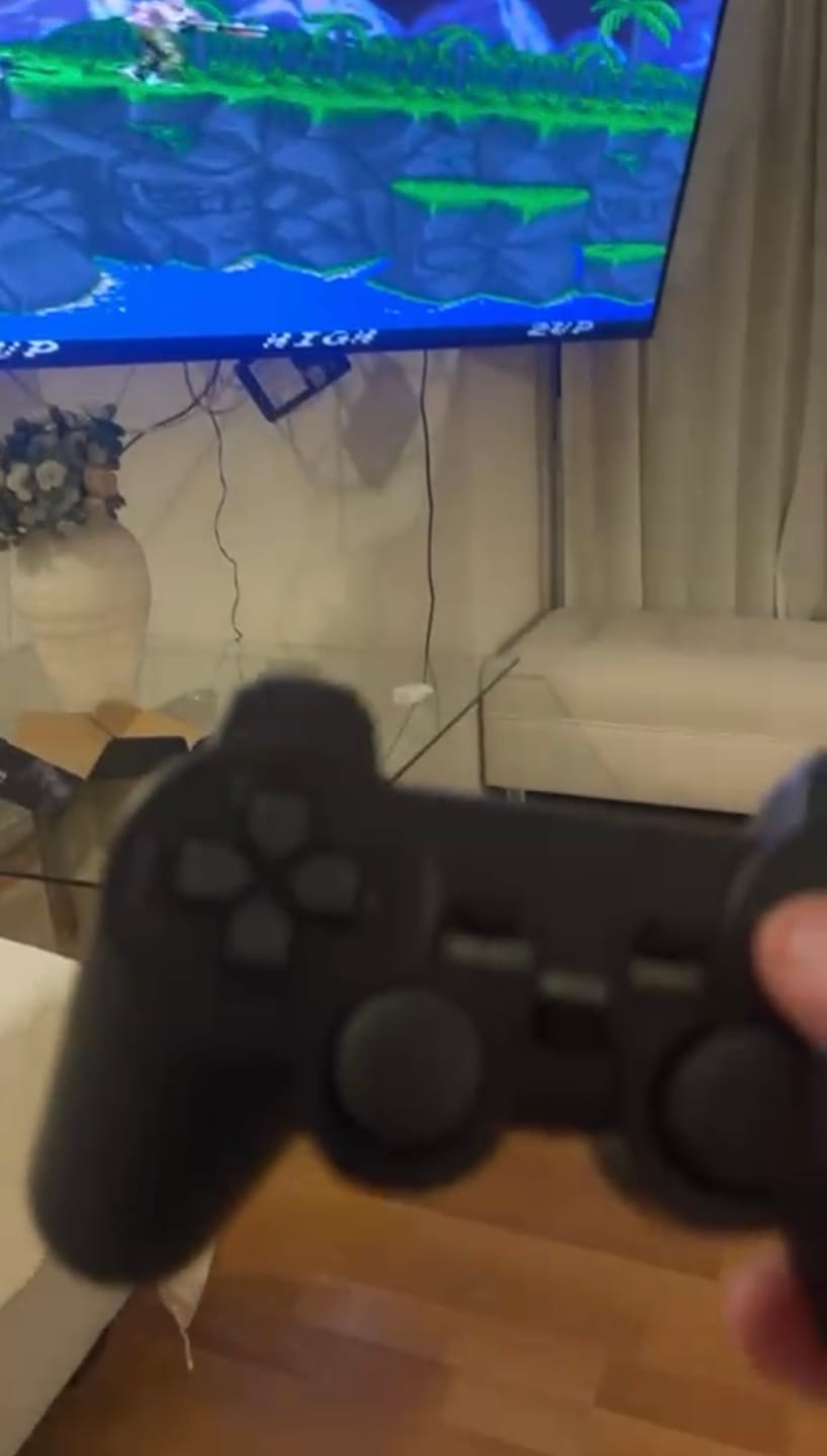 Customer photo review of Consola de Videojuegos Retro 64GB +10.000 Juegos + 2 Controles Inalámbricos