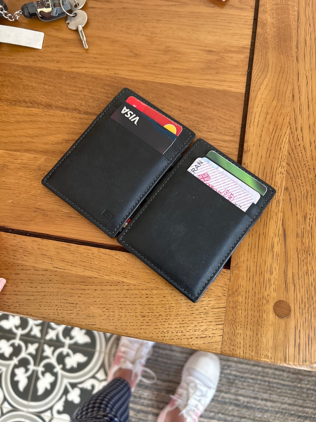 Customer photo review of Magic Wallet - 10 Cards