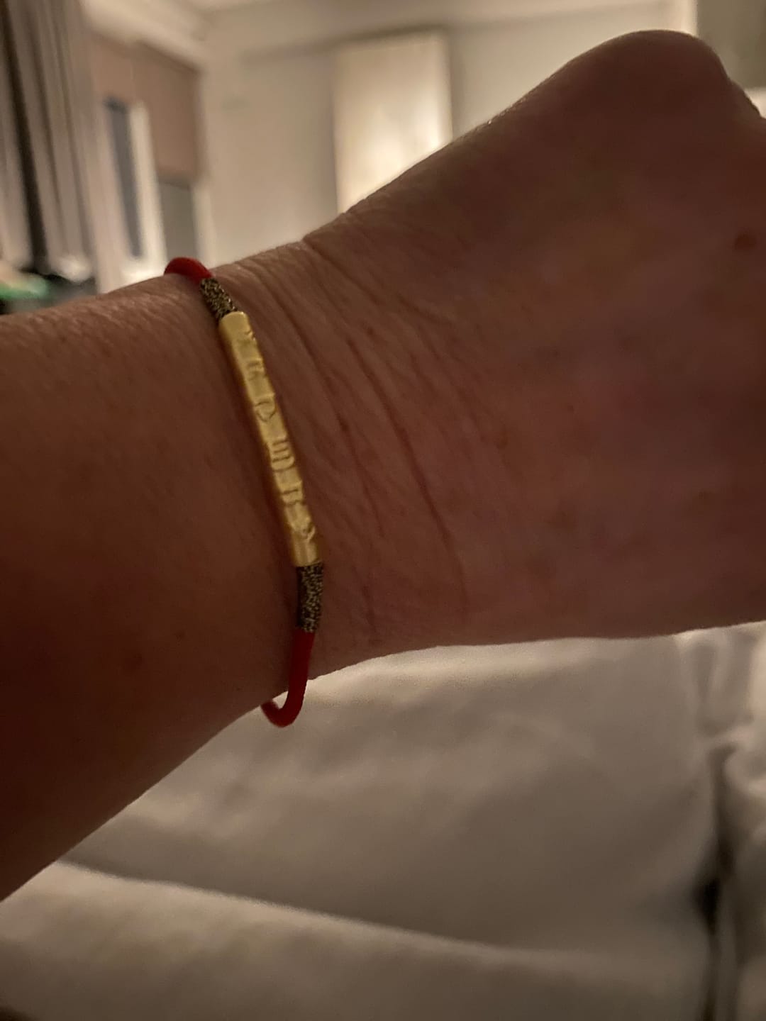 Customer photo review of Buddha Stones, tibetisch-buddhistisches handgefertigtes Mani-Mantra-Glücksarmband mit roter Schnur