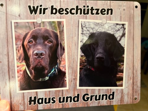 Customer photo review of Hunde-Türschild personalisiert mit Foto & Text (UV- und wetterfest)