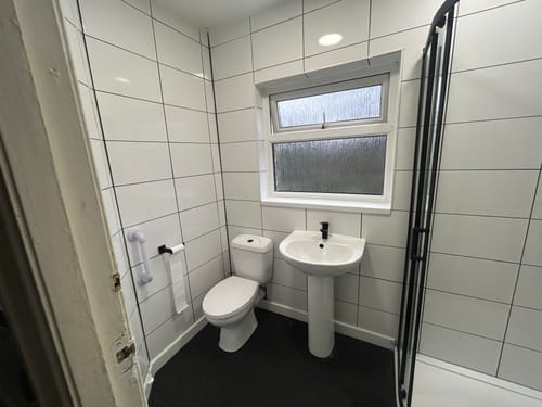 Customer photo review of Foundation Quadrant Shower Enclosure Close Coupled Suites - Various Sizes/Black