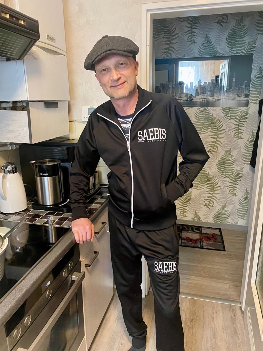 Customer photo review of Lifestyle Damen Oversized Zip Hoodie schwarz mit Stickerei by SAEBIS®