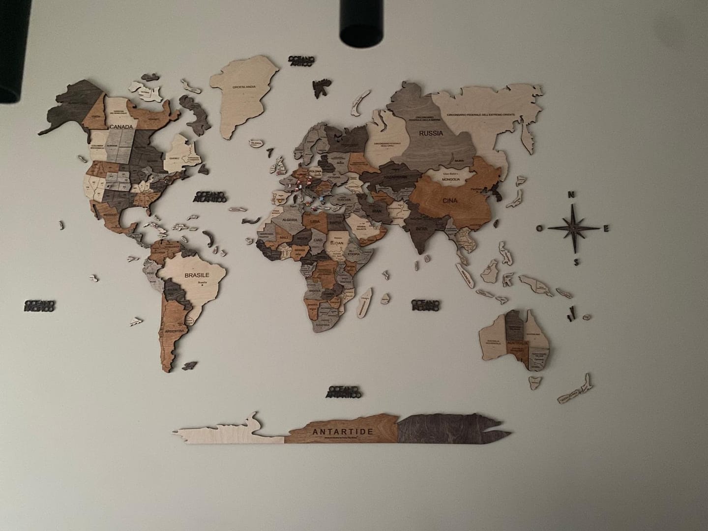 Customer photo review of Bundle: Weltkarte & Flaggen-Pins