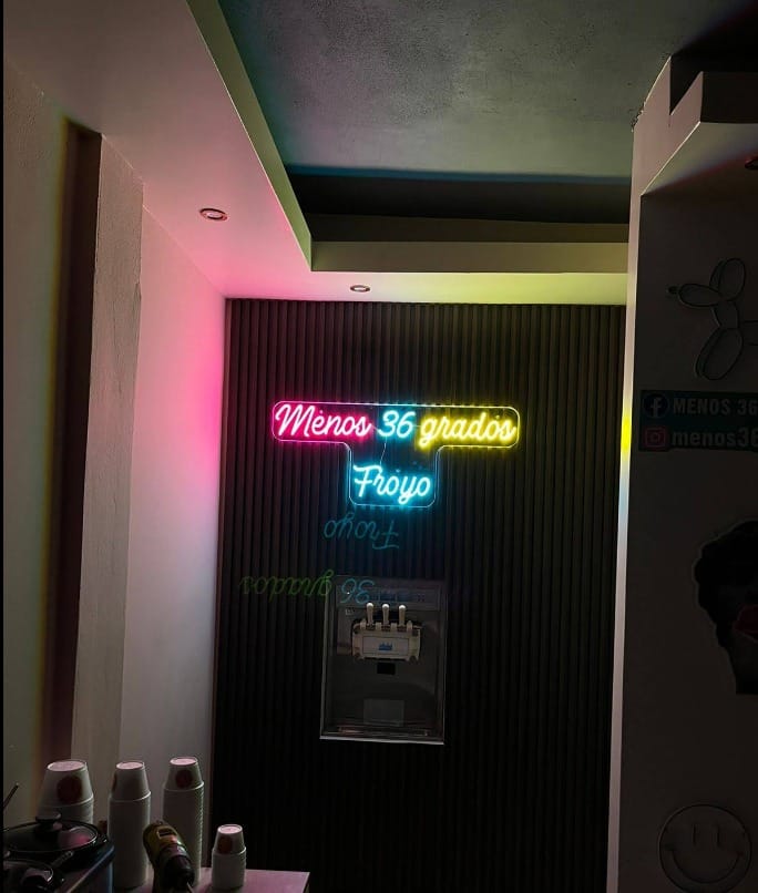 Customer photo review of Letrero Personalizado de Neón