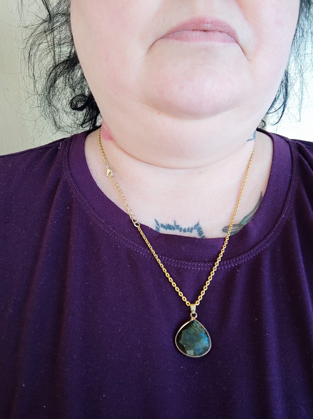 Customer photo review of "Aurora Träne" Goldveredelter Labradorit Anhänger | Boho