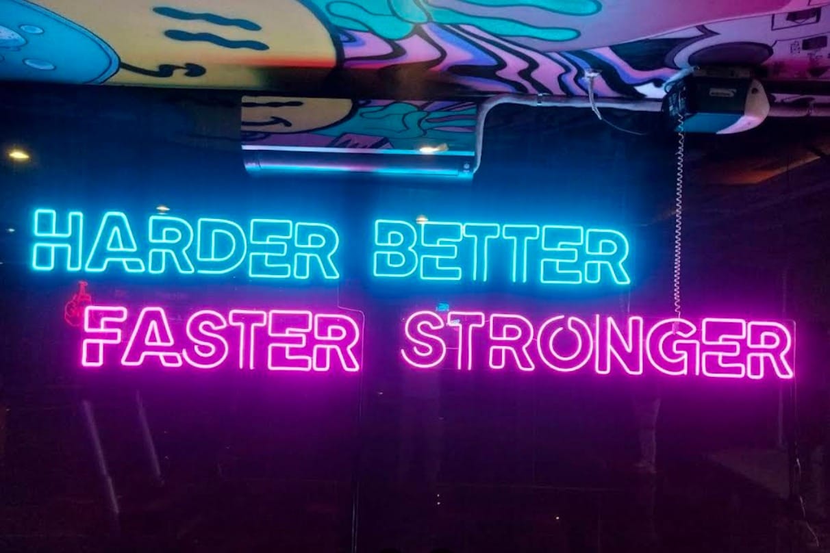 Customer photo review of Frase Personalizada Neón Harder better...